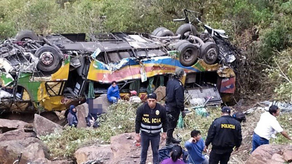 Mueren 27 personas por accidente en autobús, Perú