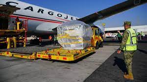 Arriban a México más de medio millón de vacunas Pfizer