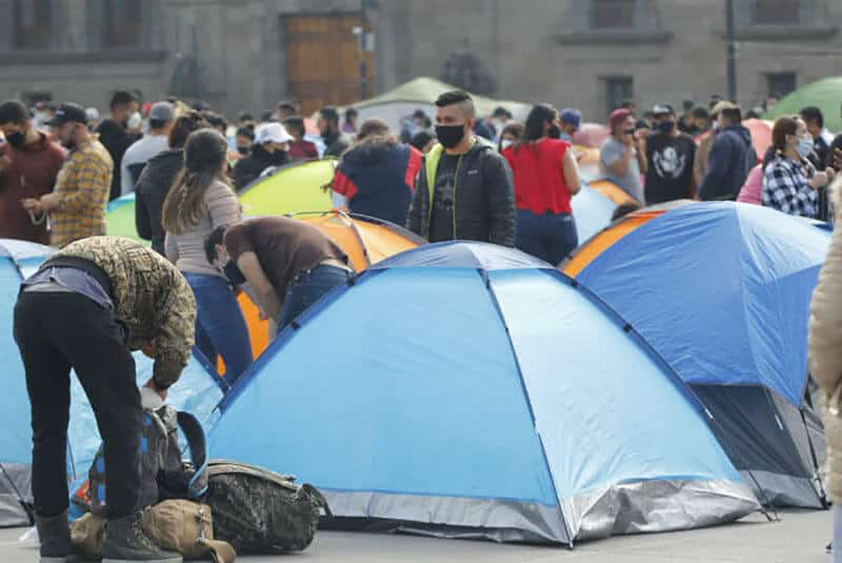 Instalan maestros plantón de 3 días frente a Palacio Nacional