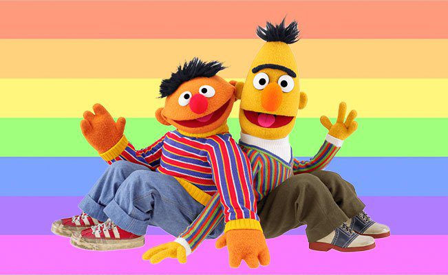 Presenta Plaza Sésamo a ‘familia gay’ en un capítulo