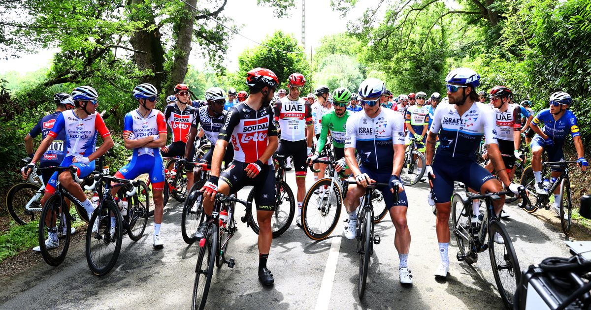 Protestan ciclistas en el inicio de la 4ta etapa del Tour de Francia