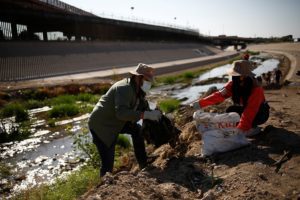 Voluntarios se reúnen para limpiar basura del Río Bravo