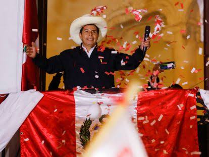 Pedro Castillo es el nuevo presidente de Perú tras un mes de conteo