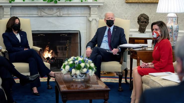 Asistentes de Biden y Pelosi dieron positivo a COVID-19 pese a estar vacunados