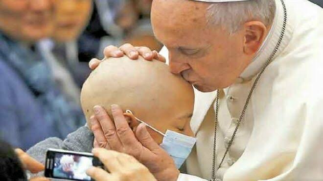 Papa Francisco visita a niños con cáncer en hospital donde se recupera de cirugía