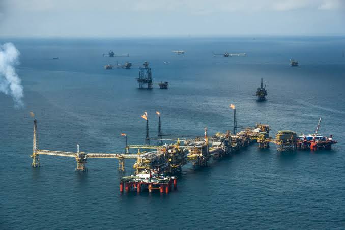 PEMEX logra controlar incendio en plataforma de Campeche