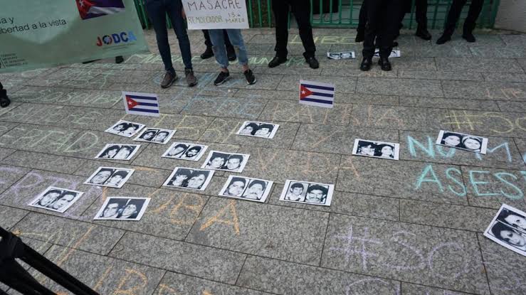 Agreden a titular de la Comisión Mexicana de Derechos Humanos durante protesta en embajada cubana