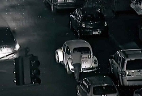 Caen sujetos tras robar vocho amarillo descompuesto #VIDEO