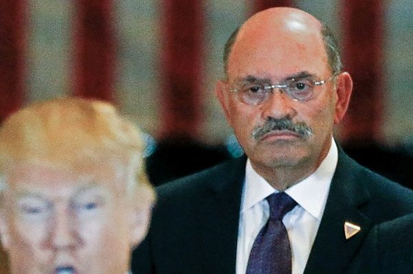 Se entrega el director financiero de Organización Trump