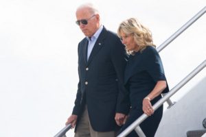 Joe y Jill Biden llegan a Miami a un semana de derrumbe de edificio