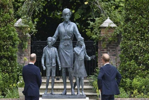 William y Harry develan estatua de su madre, la princesa Diana