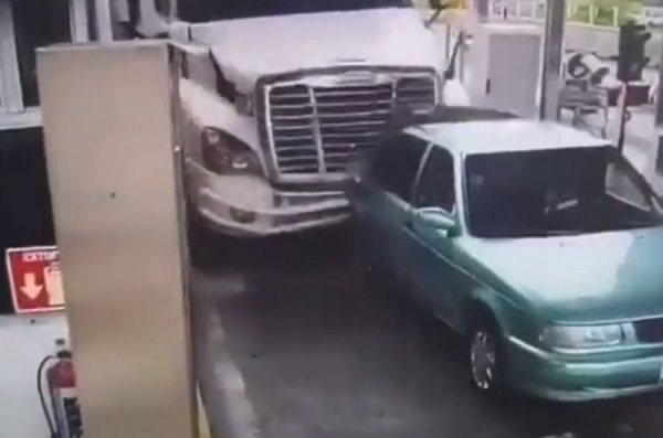 Tráiler embiste a siete autos en Jalisco y deja cuatro muertos #VIDEOS