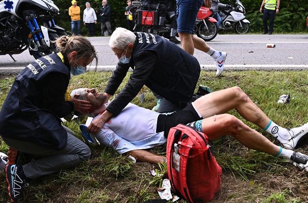 Será juzgada la mujer que provocó accidente en el Tour de Francia