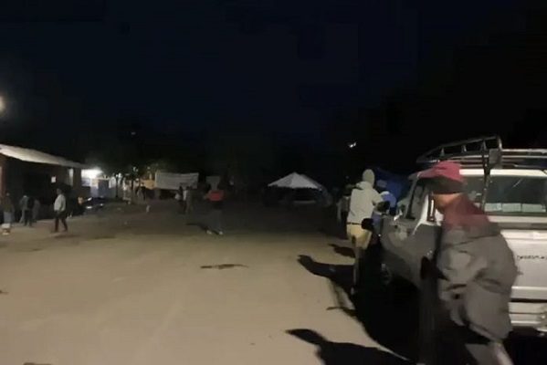 Habitantes de Aguililla irrumpieron en cuartel militar