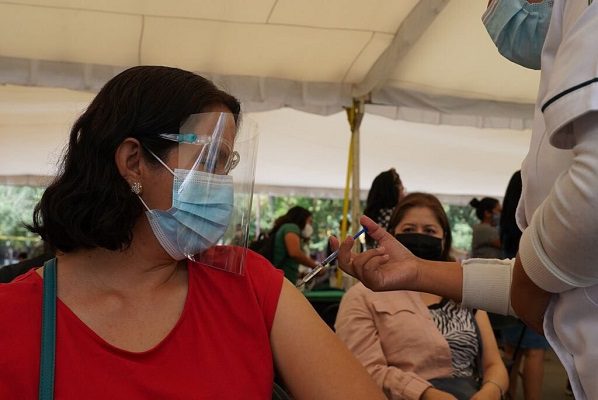 Inicia vacunación a adultos de 30 a 39 años en CDMX