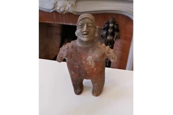 Familia francesa restituye a México piezas prehispánicas de colección privada