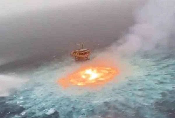 Reportan incendio en ducto marino en plataforma de Pemex en Campeche #VIDEO