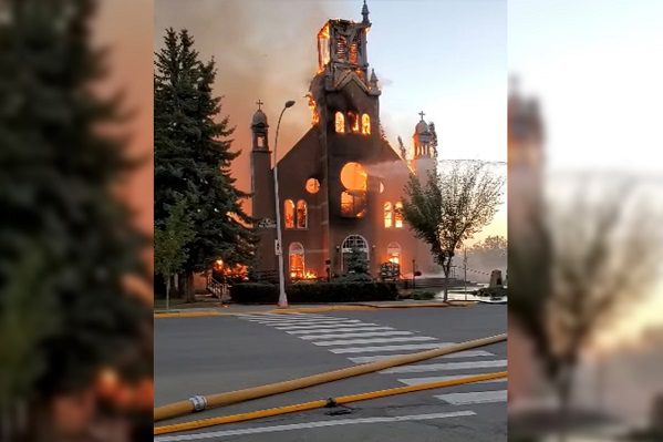 Queman iglesias en Canadá tras descubrimiento de tumbas de niños indígenas