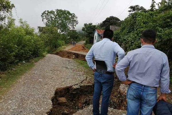 Desalojan a 25 familias tras aparición de enormes grietas en Tlanchinol, Hidalgo