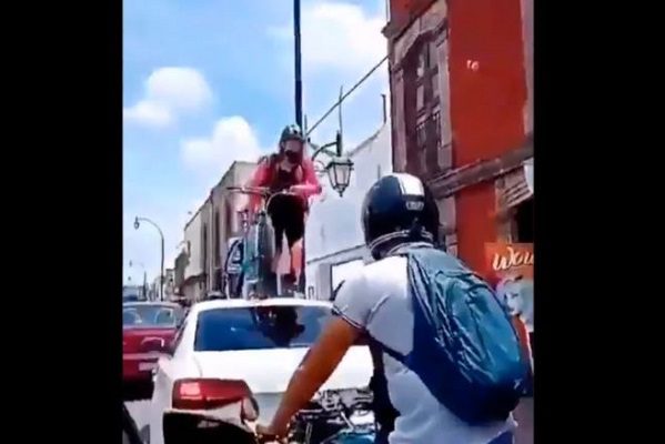 Por invadir la ciclovía, ciclista pasa por encima de auto, en Querétaro