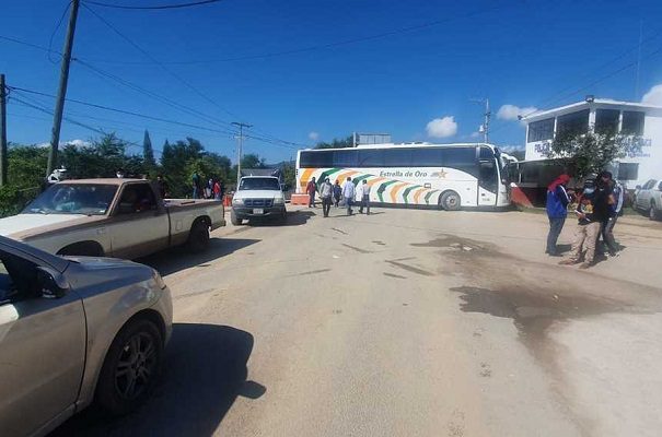 Normalistas impiden mitin de Evelyn Salgado en Tixtla, Guerrero