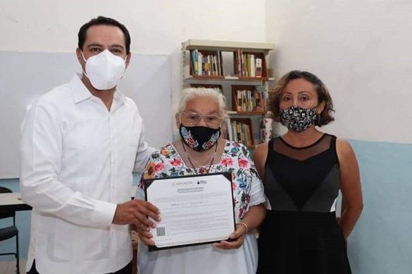 Dan diploma a abuelita de Yucatán tras terminar la primara a sus 70 años