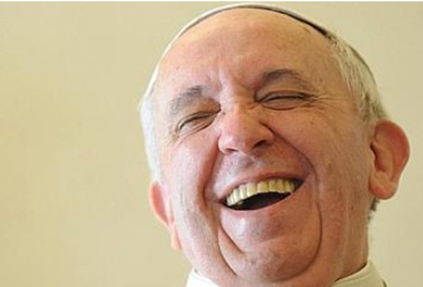 Operan exitosamente al papa Francisco