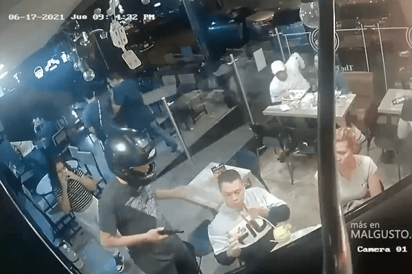 Joven es asaltado comiendo alitas y ni se inmuta, en NL #VIDEO