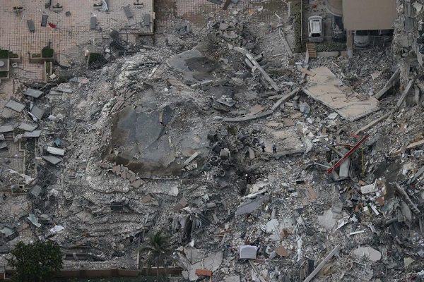 AMLO critica la demolición del edificio colapsado en Miami