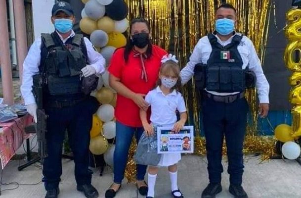 Policías escoltan a pequeña a su graduación, en Tamaulipas #VIDEO