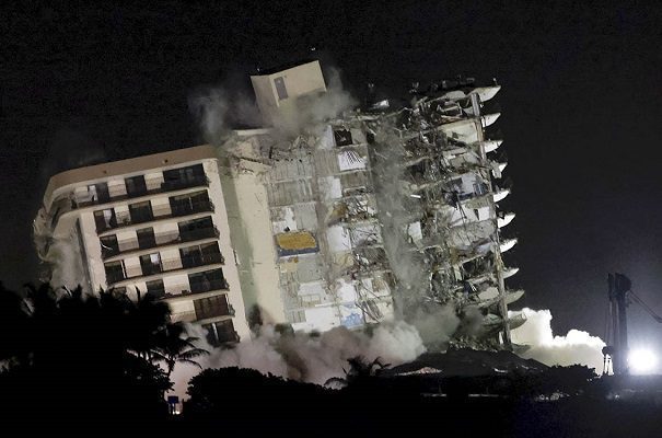 Con explosión controlada, derriban los restos del edificio colapsado en Miami