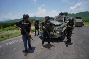 CJNG exhibe vehículos blindados y armamento en Aguililla