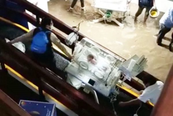 Bebés y pacientes fueron "rescatados" de inundación en hospital en Atizapán #VIDEOS