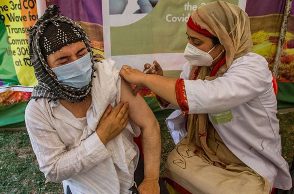 Miles de personas recibieron agua salina en lugar de vacunas, en India