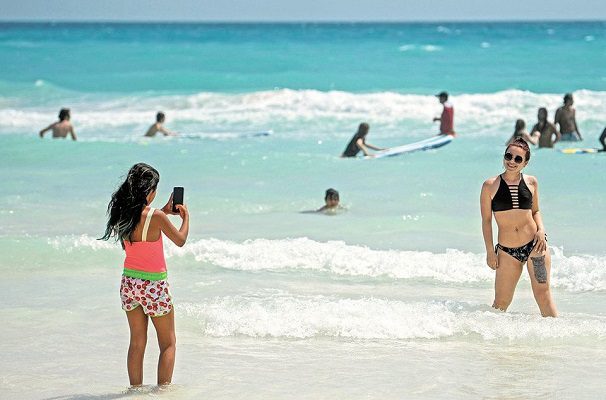 Viaje de graduación a Cancún deja 30 contagios de COVID-19