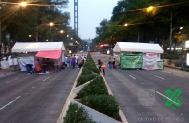 Jubilados y pensionados mantienen plantón sobre Paseo de la Reforma