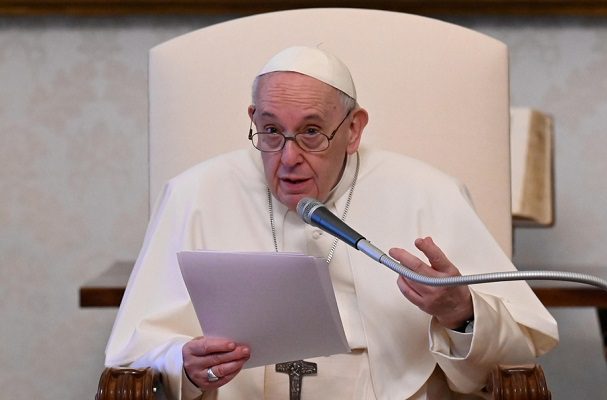 El Vaticano informa que el Papa Francisco se recupera positivamente