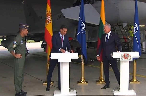 Presidente de España abandona conferencia de prensa tras amenaza aérea en Lituania