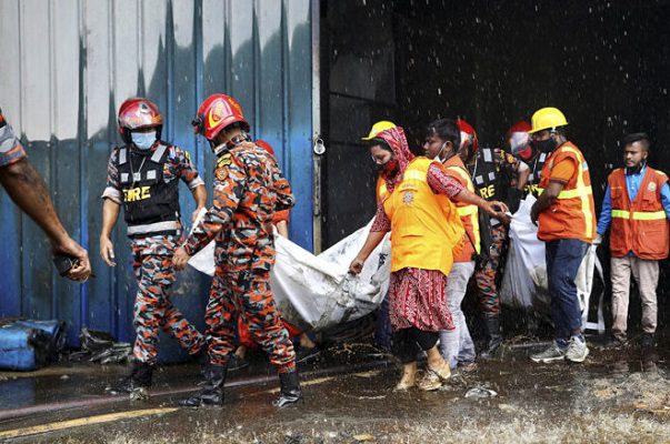 Al menos 50 muertos por un incendio en una fábrica de Bangladesh
