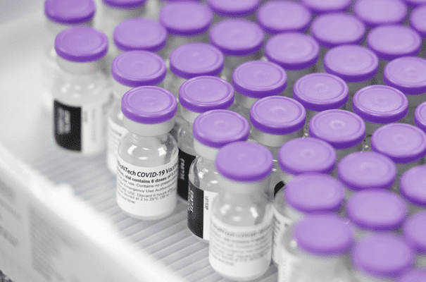 Regulador europeo señala que vacunas Pfizer y Moderna podrían causar miocarditis y pericarditis