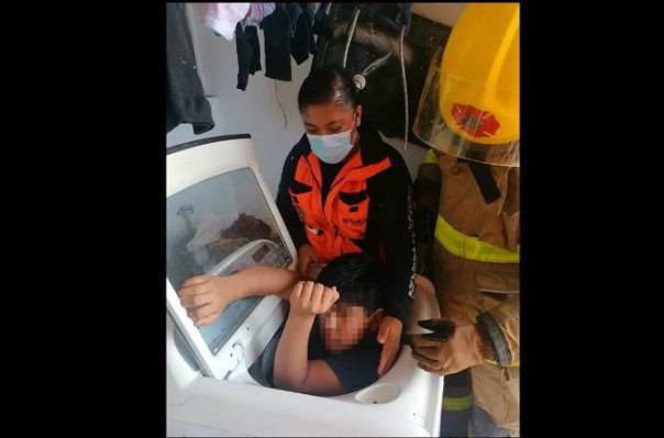 Protección Civil rescata a niño que se quedó atorado en una lavadora, en Puebla