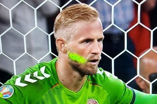 Multan a la Selección de Inglaterra por uso de láser, bengalas y silbidos