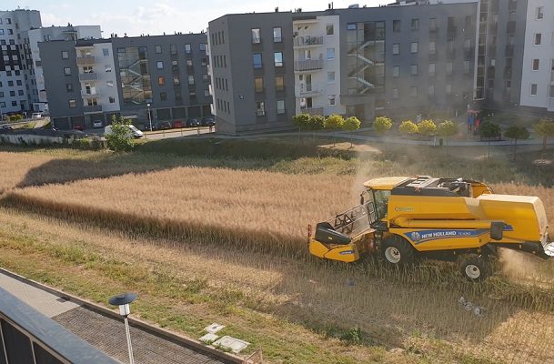 Hombre en Polonia se niega a vender terrero y termina rodeado de departamentos