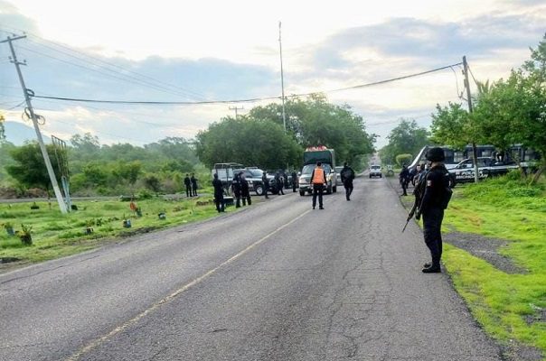 Autoridades retiran bloqueos de la carretera Aguililla-Apatzingán