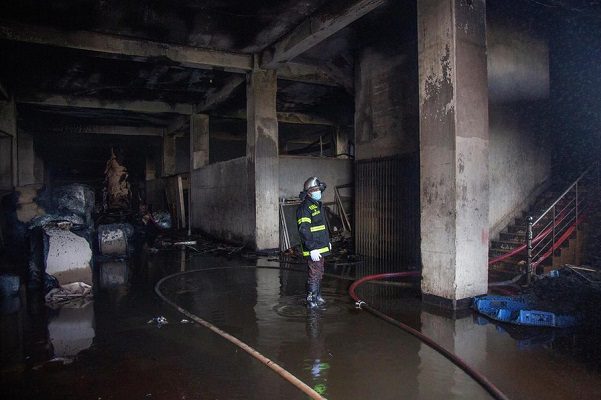 Detienen a dueño de fábrica incendiada en Bangladesh que dejó 52 muertos