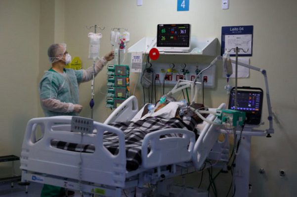 Adulta mayor muere tras infectarse de dos variantes de Covid-19 al mismo tiempo