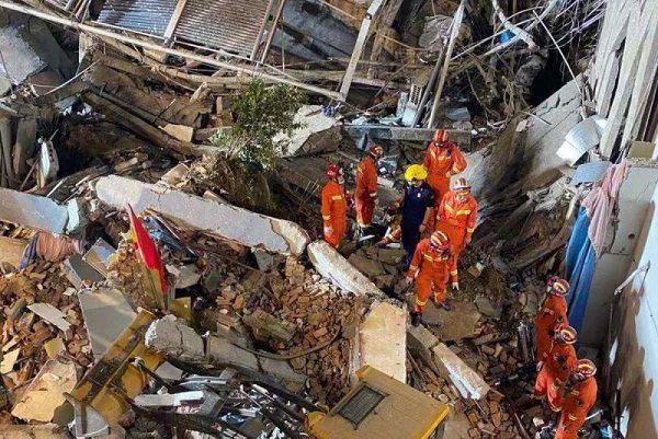 Al menos un muerto y 10 desaparecidos tras colapso de un hotel en China