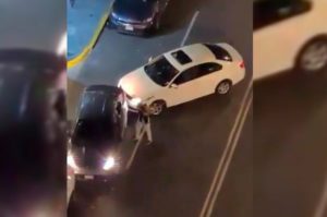 Sujeto golpea auto de conductor de Uber por obstruir su entrada #VIDEO