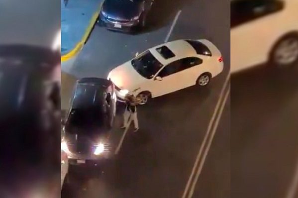 Sujeto golpea auto de conductor de Uber por obstruir su entrada #VIDEO