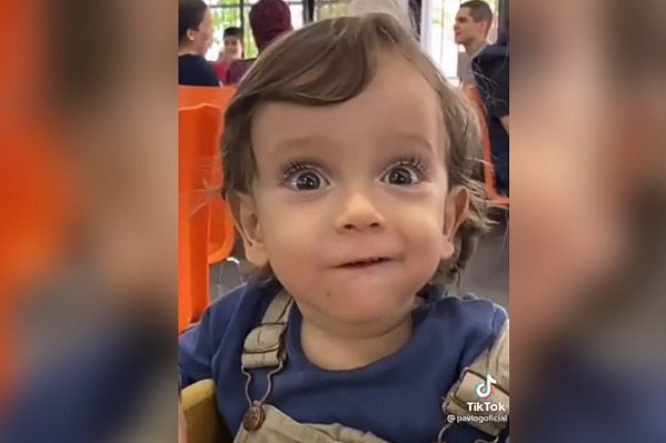 Bebé se vuelve viral con reacción su primer taco al pastor #VIDEO